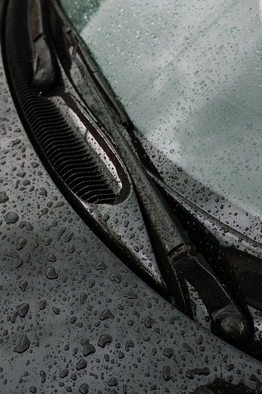 Limpiaparabrisas sobre un cristal con gotas de agua