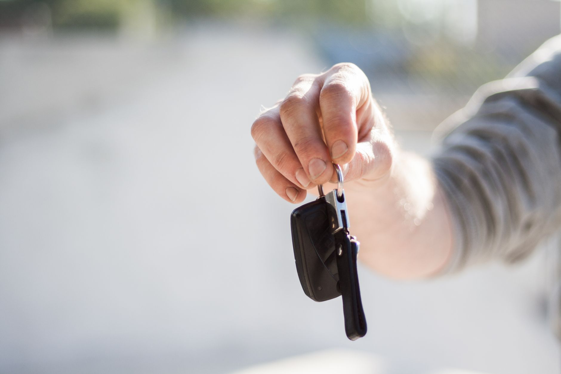 Una persona entrega unas llaves de coche a otra